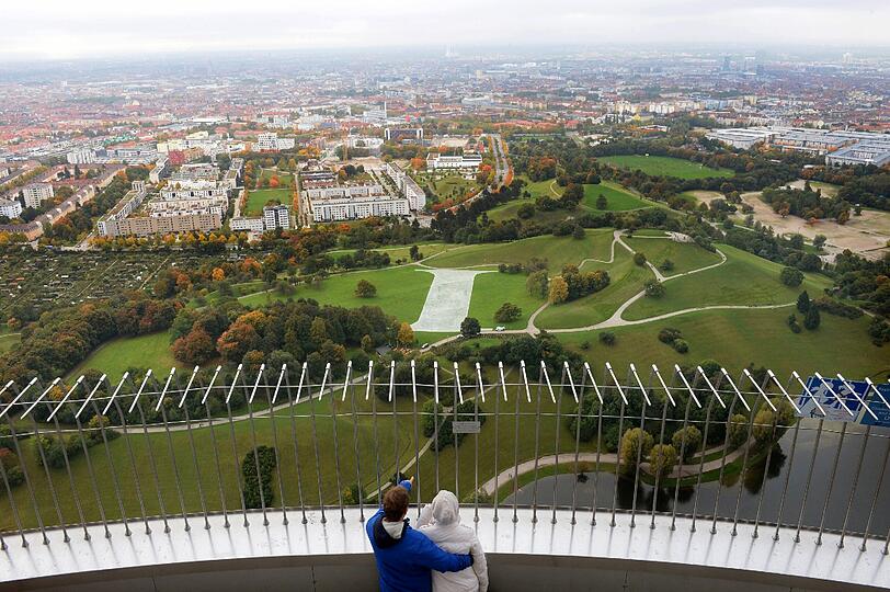 Eine Kunstinstallation im Olympiapark macht auf das Abschmelzen der Arktis aufmerksam.