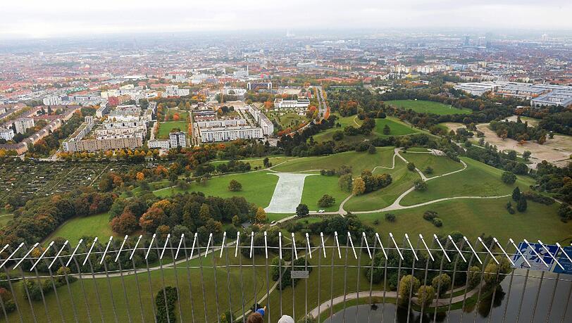 Eine Kunstinstallation im Olympiapark macht auf das Abschmelzen der Arktis aufmerksam. Eine Kunstinstallation im Olympiapark macht auf das Abschmelzen der Arktis aufmerksam.