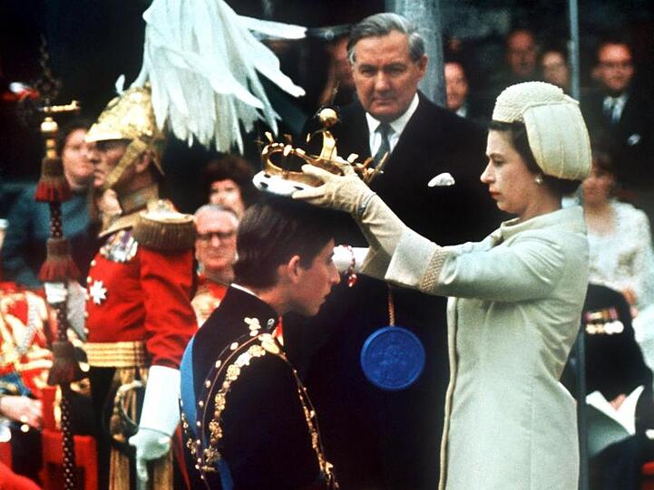 Königin Elizabeth II. krönt ihren Sohn Prinz Charles in Caernarvon in Wales 1969 zum Prinzen von Wales.