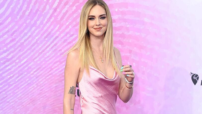 Unternehmerin Chiara Ferragni liebt die Shellac-Maniküre im kunterbunten Dopamin-Look.