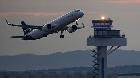 Eine Passagiermaschine der Lufthansa startet in der Abenddämmerung auf dem Flughafen Frankfurt.
