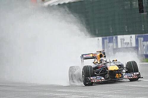Will am Sonntag endlich fehlerfrei durchs Rennen kommen: WM-Mitfavorit Sebastian Vettel, der hier beim Training in Budapest im Red Bull durch den Regen rast.