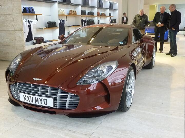 Limitiert auf 77 Stück, 354 Km/h Spitze, 1,7 Millionen Euro teuer: Das sind die Facts des Aston Martin One-77. Die AZ hat sich den Flitzer im Münchner Showroom angeschaut. Die Bilder