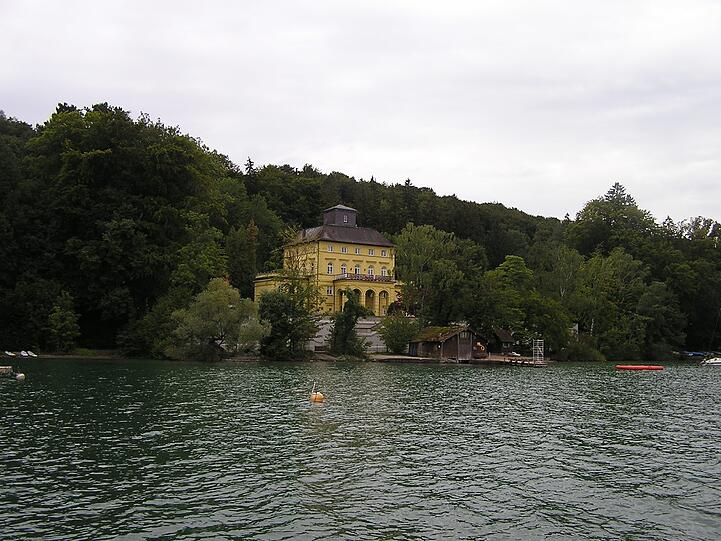 Der Blick vom See: Der Steg und das Bootshaus gehören zum Anwesen. Hier kann der neue Eigentümer mit seinem Motorboot anlegen.