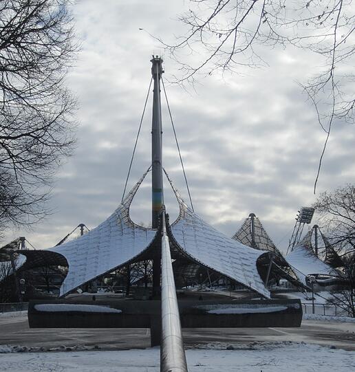 Leser Hans Martin Rosenfeld schickt uns dieses Bild aus dem Olympiapark. Wenn man genau hinschaut, sieht es fast so aus, als ob das Dach auf zwei Flügeln davonfliegen wollte.