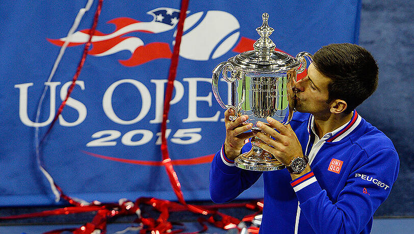 Kuss für seinen zweiten US-Open und seinen insgesamt zenten Grand-Slam-Titel: Novak Djokovic Kuss für seinen zweiten US-Open und seinen insgesamt zenten Grand-Slam-Titel: Novak Djokovic