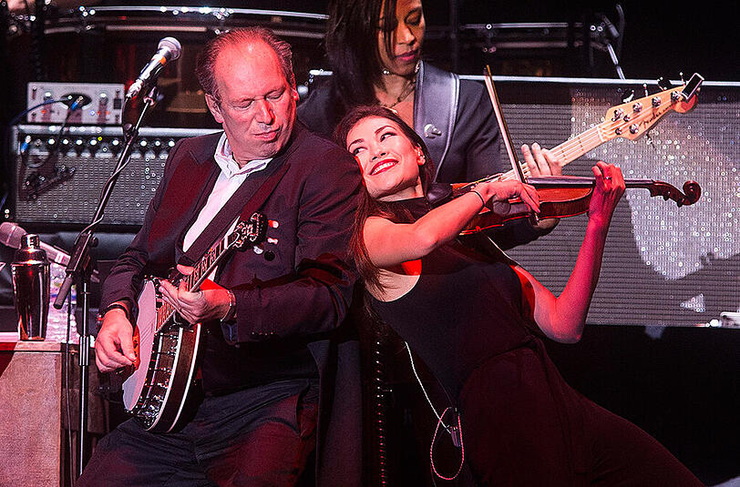 Hans Zimmer in Aktion: Der Komponist führt nicht nur die Moderation des Konzerts, sondern begeistert sein Prublikum auch mit instrumentalen Einlagen.