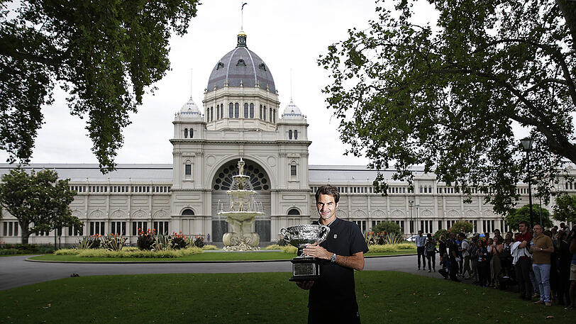 Am Tag nach seinem denkwürdigen Triumph bei den Australian Open hat Tennis-Maestro Roger Federer alle Zweifel an seiner sportlichen Zukunft vom Tisch gewischt. "Ich habe die sechsmonatige Pause auch genommen, damit ich hoffentlich noch einige Jahre spielen kann", sagte der 35-Jährige am Montagmorgen beim traditionellen Fotoshooting in Melbourne. Die zweite Hälfte der Saison 2016 hatte er wegen einer Meniskus-Operation verpasst.