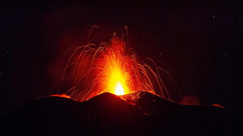 Der Ätna speit Lava bei einem Vulkanausbruch am frühen Morgen. Der Ätna ist seit Ende Juli wieder aktiver geworden.
