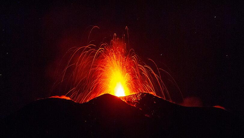 Der Ätna speit Lava bei einem Vulkanausbruch am frühen Morgen. Der Ätna ist seit Ende Juli wieder aktiver geworden. Der Ätna speit Lava bei einem Vulkanausbruch am frühen Morgen. Der Ätna ist seit Ende Juli wieder aktiver geworden.