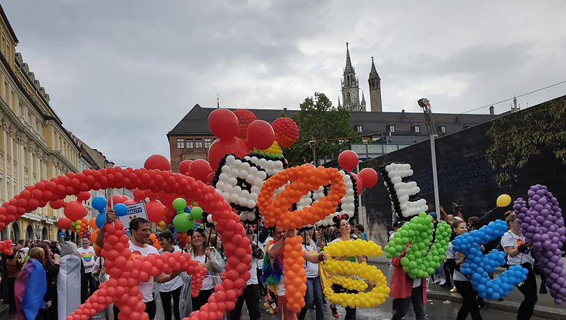 Auch heuer beim CSD dabei: Zahlreiche Unternehmen unter dem Motto "Proud at work". Auch heuer beim CSD dabei: Zahlreiche Unternehmen unter dem Motto "Proud at work".