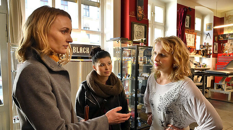 "Die Heiland - Wir sind Anwalt": Romy Heiland (Christina Athenstädt, l.) und ihre Assistentin Ada Holländer (Anna Fischer, M.) befragen die Zeugin Peggy Schneider (Anja Gräfenstein)