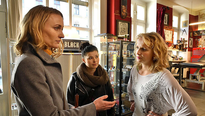 "Die Heiland - Wir sind Anwalt": Romy Heiland (Christina Athenstädt, l.) und ihre Assistentin Ada Holländer (Anna Fischer, M.) befragen die Zeugin Peggy Schneider (Anja Gräfenstein) "Die Heiland - Wir sind Anwalt": Romy Heiland (Christina Athenstädt, l.) und ihre Assistentin Ada Holländer (Anna Fischer, M.) befragen die Zeugin Peggy Schneider (Anja Gräfenstein)