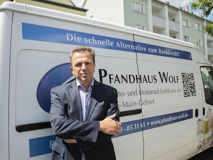 Pfandleiher und Gebrauchtwagenhändler Bernd Wolf hat sich auf das Beleihen von Autos und Motorrädern spezialisiert.