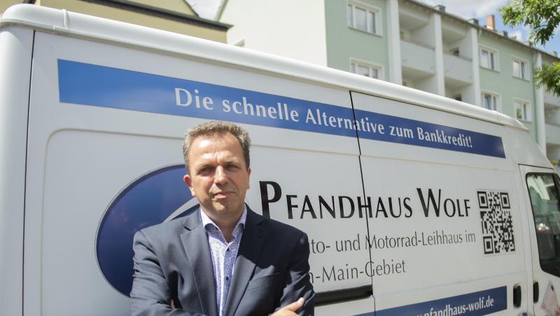 Pfandleiher und Gebrauchtwagenhändler Bernd Wolf hat sich auf das Beleihen von Autos und Motorrädern spezialisiert. Pfandleiher und Gebrauchtwagenhändler Bernd Wolf hat sich auf das Beleihen von Autos und Motorrädern spezialisiert.