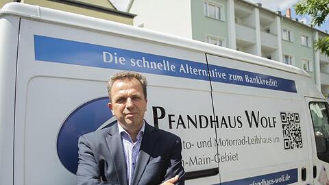 Pfandleiher und Gebrauchtwagenhändler Bernd Wolf hat sich auf das Beleihen von Autos und Motorrädern spezialisiert.