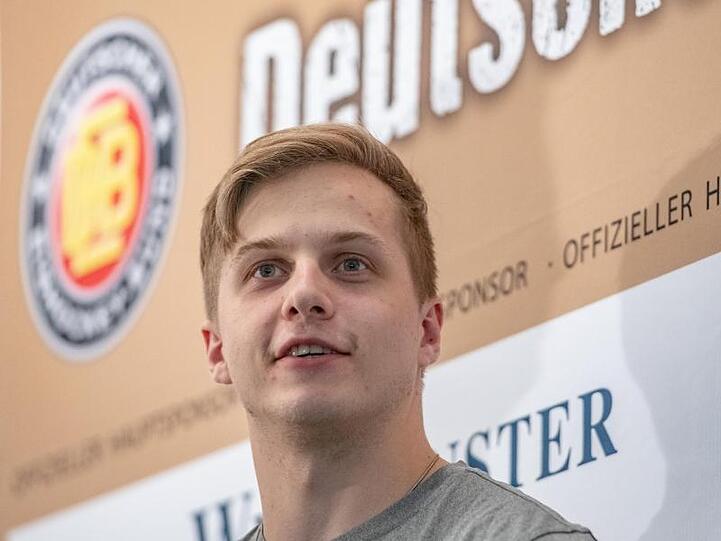 Dominik Kahun nimmt an einer Pressekonferenz des Deutschen Eishockey-Bundes (DEB) teil. Foto: Armin Weigel/dpa/archivbild