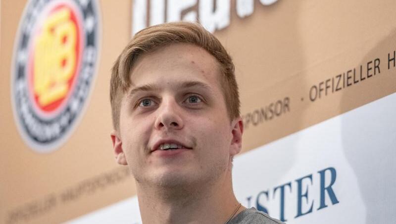 Dominik Kahun nimmt an einer Pressekonferenz des Deutschen Eishockey-Bundes (DEB) teil. Foto: Armin Weigel/dpa/archivbild Dominik Kahun nimmt an einer Pressekonferenz des Deutschen Eishockey-Bundes (DEB) teil. Foto: Armin Weigel/dpa/archivbild