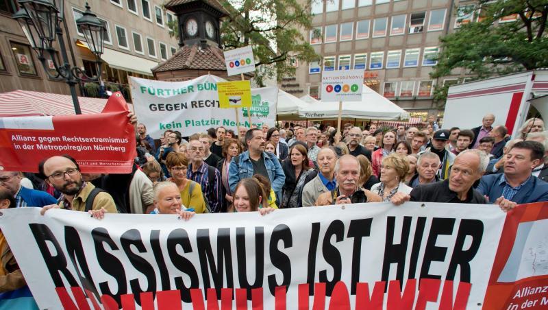 "Rassismus ist hier nicht willkommen" ist auf einem Plakat zu sehen. Foto: Daniel Karmann/dpa "Rassismus ist hier nicht willkommen" ist auf einem Plakat zu sehen. Foto: Daniel Karmann/dpa
