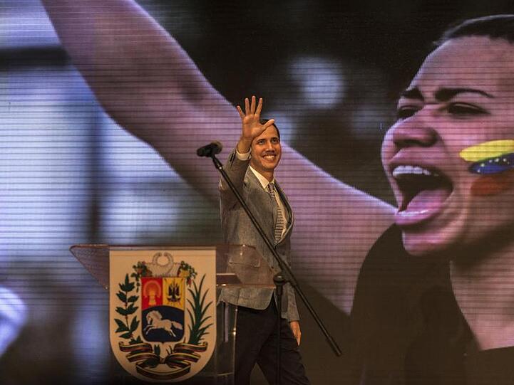 Juan Guaidobei einer Rede an der Zentralen Universität in Caracas. Guaido will die über die US-Entwicklungsbehörde USAID zur Verfügung gestellte Hilfe in den kommenden Tagen nach Venezuela schaffen lassen.