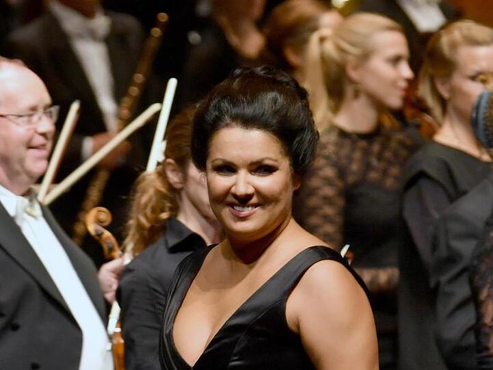 Anna Netrebko lächelt beim Schlussapplaus. Foto: Barbara Gindl/APA/Archivbild