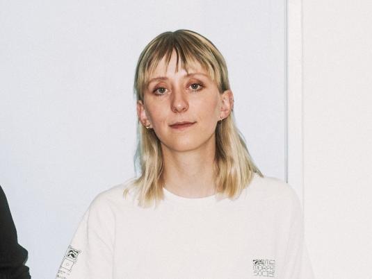 Katharina Scheidig studierte an der Bauhaus Universität Weimar Kommunikationsdesign mit dem Schwerpunkt Fotografie und Interfacedesign. 2020 gründete sie zusammen mit ihrer Kollegin Kristina Steinhauf "urnfold".