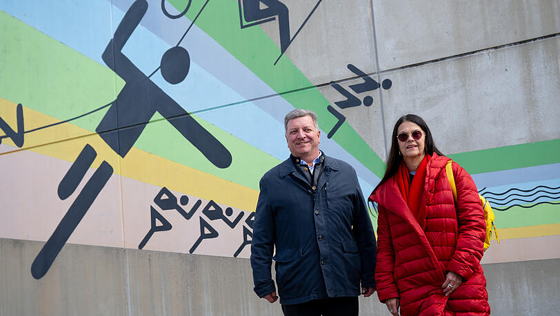 Christian Bernreiter (CSU), Staatsminister für Wohnen, Bau und Verkehr in Bayern, und Elisabeth Merk, Stadtbaurätin in München, besuchen das ehemalige Olympische Dorf der Spiele von 1972.