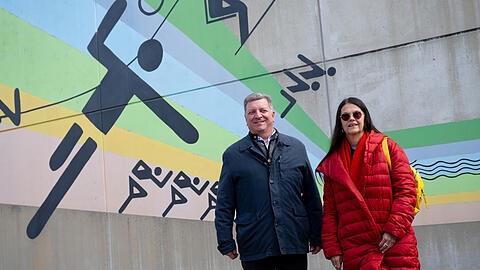 Christian Bernreiter (CSU), Staatsminister für Wohnen, Bau und Verkehr in Bayern, und Elisabeth Merk, Stadtbaurätin in München, besuchen das ehemalige Olympische Dorf der Spiele von 1972.