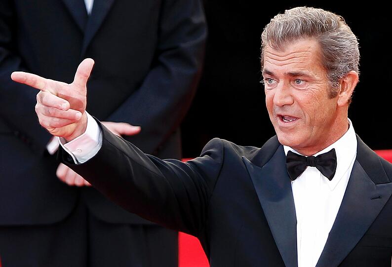 Mel Gibson in dynamischer Pose. Aber der Schein trügt. Auch der US-Regisseur und Schauspieler hat noch mit alten Skandalen yu kämpfen. Er musste sich vor Gericht für Drohanrufe und Gewalt gegen seine Frau verantworten.