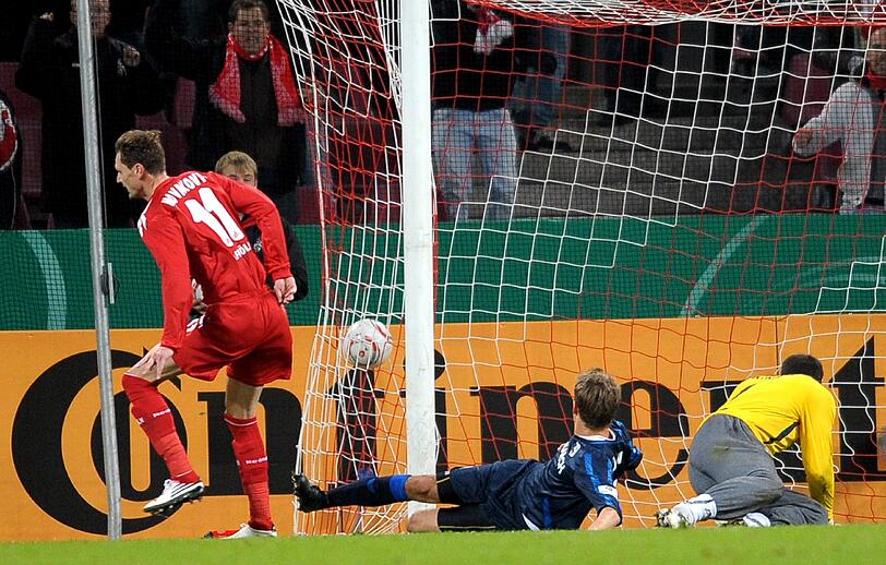 Im vergangenen Jahr ging es für die Blauen in der 2. Runde ebenfalls nach Nordrhein-Westfalen. Beim Düsseldorfer Erzrivalen aus Köln konnten die Löwen allerdings nicht mithalten. Podolski, Novakovic und Lanig sorgten für den 3:0 Endstand - 1860 war raus aus dem Pokal. Zuvor hatte man sich noch gegen den Viertligisten SC Verl durchgesetzt.