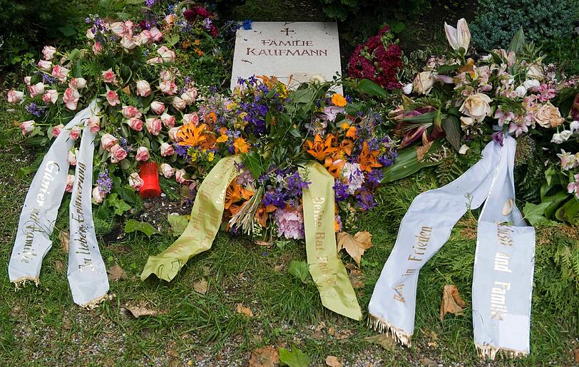 Freunde und Fans haben am Donnerstag in
München Abschied von dem Schauspieler Günther Kaufmann genommen. In
der Aussegnungshalle des Nordfriedhofs lagen Kondolenzbücher aus.