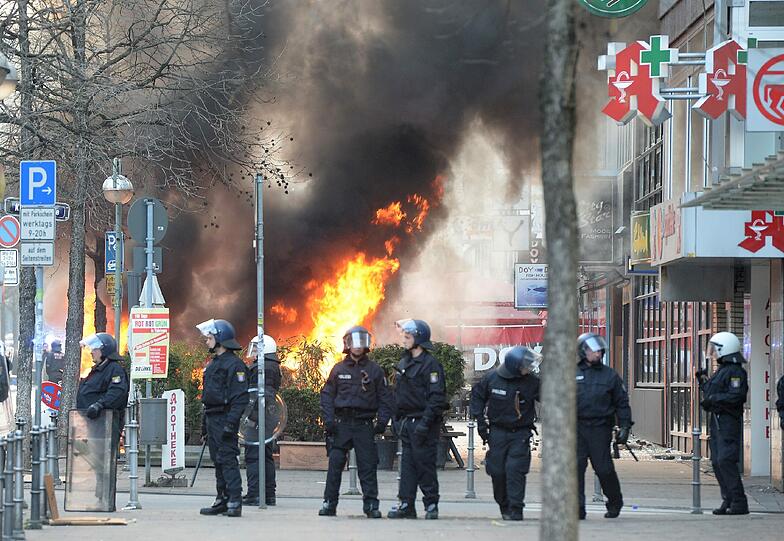 Der Protesttag der kapitalismuskritischen Blockupy-Bewegung hat in Frankfurt mit einer Welle der Gewalt begonnen
