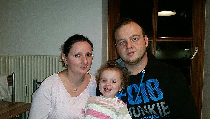 Heilfroh, den brutalen Angriff überstanden zu haben: Raub-Opfer Daniele mit seiner Frau Bettina und der gemeinsamen Tochter Emily. Heilfroh, den brutalen Angriff überstanden zu haben: Raub-Opfer Daniele mit seiner Frau Bettina und der gemeinsamen Tochter Emily.