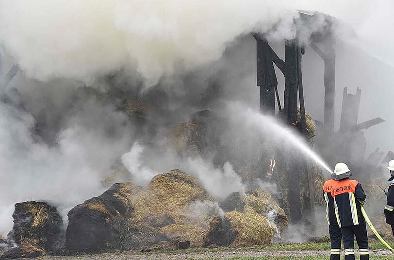 Der Feuerwehreinsatz in Weichs dauerte mehrere Stunden lang an. Eine Lagerhalle mit Strohballen brannte beinahe komplett ab. Die Bilder.