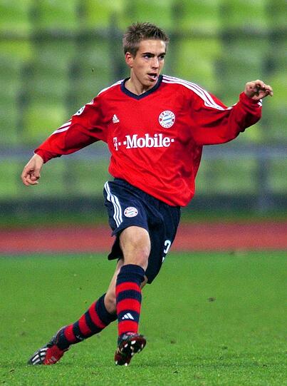 Sein 1. Pflichtspiel: Ein trister Abend, dieser 13. November 2002. Lediglich 22 000 Zuschauer im Olympiastadion, das letzte Gruppenspiel der Champions League gegen RC Lens (3:3). Bayern ist bereits ausgeschieden, steht als Gruppenletzter (!) fest. Der gerade 19 gewordene Lahm, als Kind Balljunge im Olympiastadion, wird in der Nachspielzeit von Ottmar Hitzfeld eingewechselt.