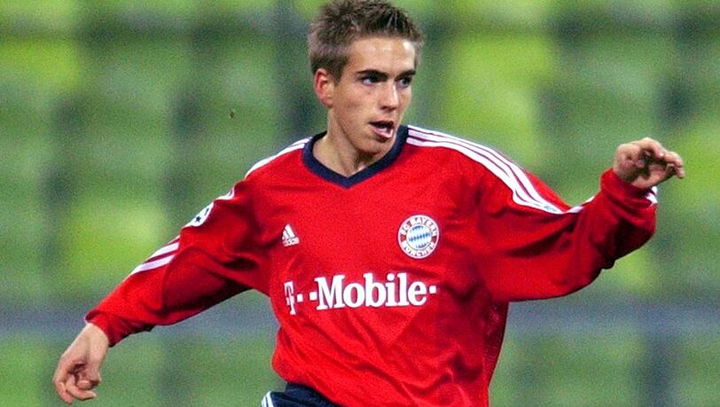 Sein 1. Pflichtspiel: Ein trister Abend, dieser 13. November 2002. Lediglich 22 000 Zuschauer im Olympiastadion, das letzte Gruppenspiel der Champions League gegen RC Lens (3:3). Bayern ist bereits ausgeschieden, steht als Gruppenletzter (!) fest. Der gerade 19 gewordene Lahm, als Kind Balljunge im Olympiastadion, wird in der Nachspielzeit von Ottmar Hitzfeld eingewechselt. Sein 1. Pflichtspiel: Ein trister Abend, dieser 13. November 2002. Lediglich 22 000 Zuschauer im Olympiastadion, das letzte Gruppenspiel der Champions League gegen RC Lens (3:3). Bayern ist bereits ausgeschieden, steht als Gruppenletzter (!) fest. Der gerade 19 gewordene Lahm, als Kind Balljunge im Olympiastadion, wird in der Nachspielzeit von Ottmar Hitzfeld eingewechselt.