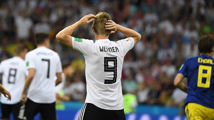 TIMO WERNER, Note 4:
Als Mittelstürmer überfordert, aber auch nicht richtig eingesetzt. Liebt das Konterspiel. Das ist im DFB-Team nicht gefragt. Seine besten Momente hatte er, da pfeilschnell, als Linksaußen, war so in der Entstehung zweier Treffer gegen Schweden beteiligt.