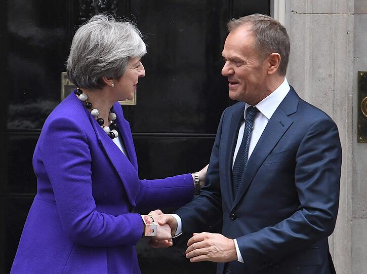 Theresa May, Premierministerin von Großbritannien, begrüßt Donald Tusk, Präsident des EU-Rats, vor einem Treffen in der Downing Strasse.