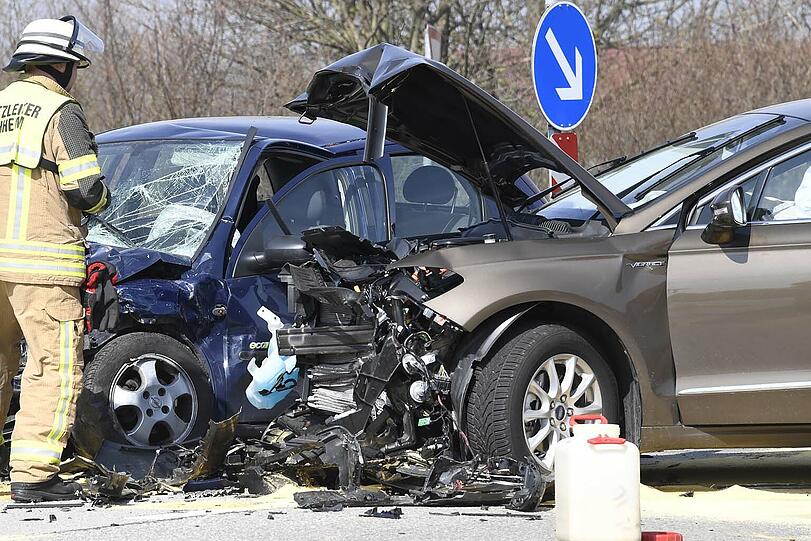 Am Dienstagvormittag ist es zu einem heftigen Unfall auf der B 741 gekommen. Beide Fahrzeuge wurden dabei schwerst beschädigt, die Fahrzeuginsassen kamen glimpflich davon.
