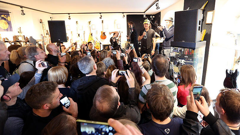 Stadtspaziergänger Sigi Müller hat Scorpions-Gitarrist Matthias Jabs in seinem Laden getroffen.