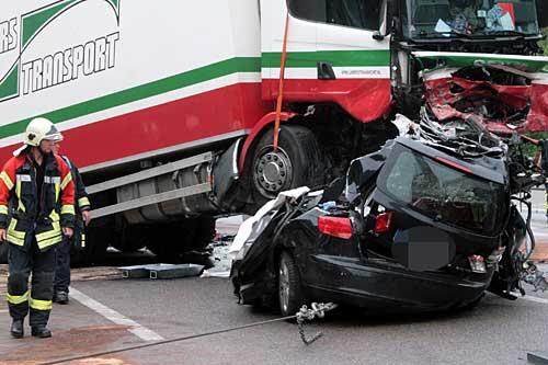 Völlig zerstört: Der Geisterfahrer wurde in seinem Auto von dem Lkw überrollt