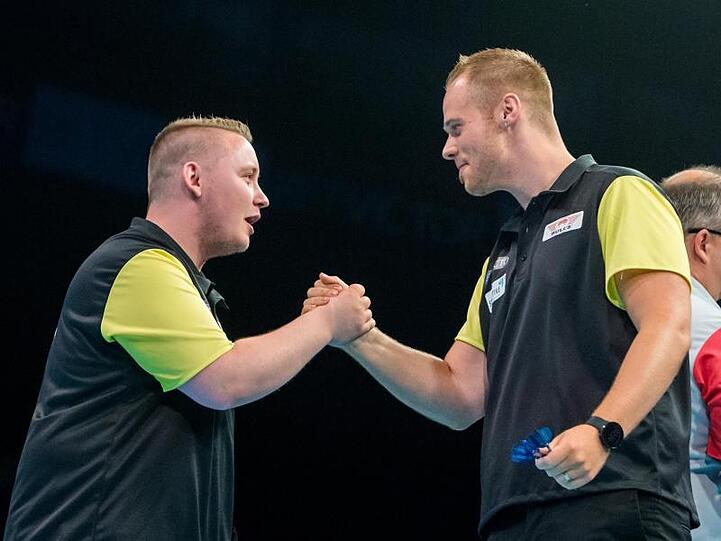 Haben bei der Darts-Team-WM nun Belgien vor der Brust: Martin Schindler (l) und Max Hopp.