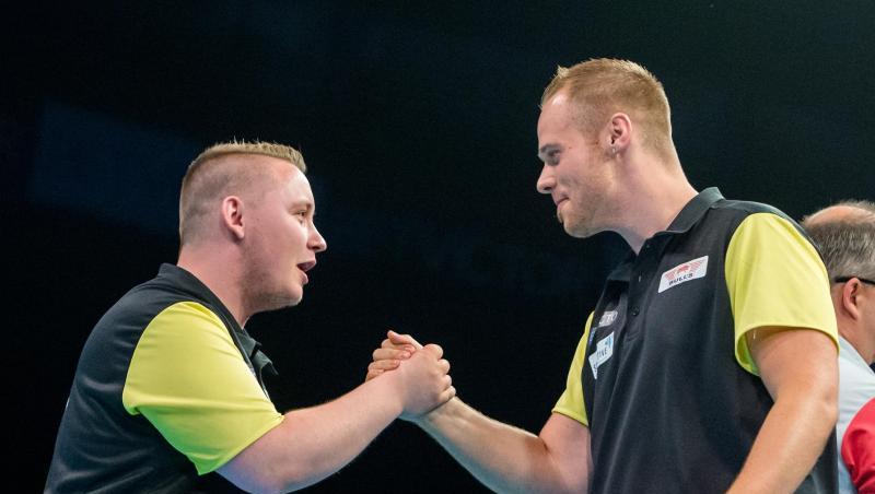 Haben bei der Darts-Team-WM nun Belgien vor der Brust: Martin Schindler (l) und Max Hopp. Haben bei der Darts-Team-WM nun Belgien vor der Brust: Martin Schindler (l) und Max Hopp.