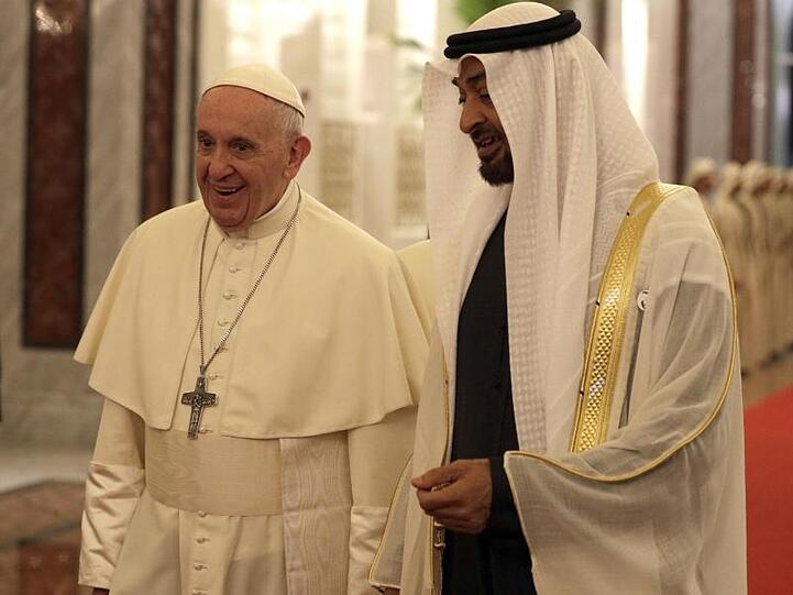 Papst Franziskus wird am Flughafen von Abu Dhabi von Kronprinz Mohammed bin Said Al Nahjan empfangen.