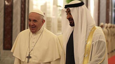 Papst Franziskus wird am Flughafen von Abu Dhabi von Kronprinz Mohammed bin Said Al Nahjan empfangen.