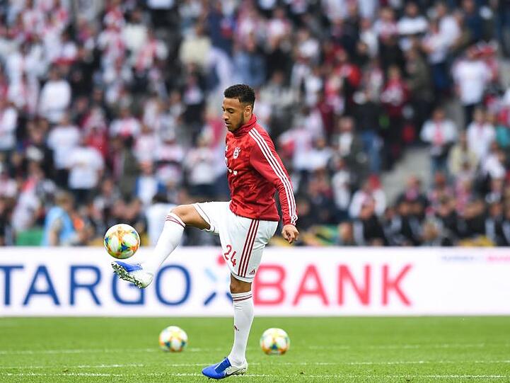 Corentin Tolisso von Bayern wärmt sich vor dem Spiel auf. Foto: Matthias Balk