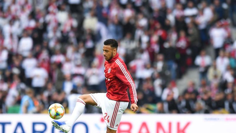 Corentin Tolisso von Bayern wärmt sich vor dem Spiel auf. Foto: Matthias Balk