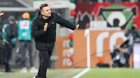 Enrico Maassen, Trainer vom FC Augsburg, gibt Anweisungen vom Spielfeldrand.