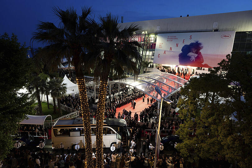 Der Bus von Regisseur Wes Anderson wartet auf die Abfahrt von der Premiere des Films "The Phoenician Scheme" bei den 78. Internationalen Filmfestspielen in Cannes.
