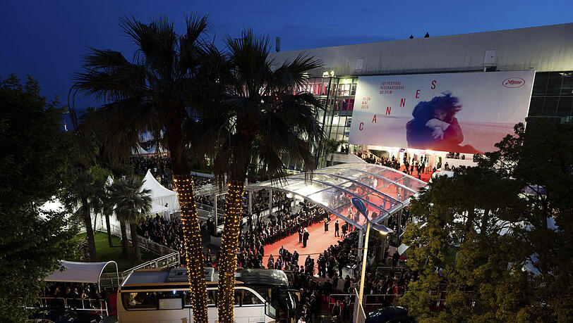 Der Bus von Regisseur Wes Anderson wartet auf die Abfahrt von der Premiere des Films "The Phoenician Scheme" bei den 78. Internationalen Filmfestspielen in Cannes. Der Bus von Regisseur Wes Anderson wartet auf die Abfahrt von der Premiere des Films "The Phoenician Scheme" bei den 78. Internationalen Filmfestspielen in Cannes.